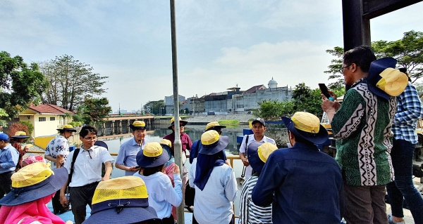 공사와 KOICA가 인도네시아 수도 자카르타에서 현지 공무원 53명을 대상으로 한 교육 참석자들이 와독플루잍 배수장 현장 견학 모습