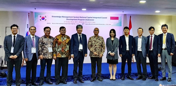 농어촌공사와 국제협력단이 인도네시아 중앙부처공무원을 대상으로 교육을 진행했다(사진왼쪽에서여섯번째 경제조정부 와휴 우토모차관)