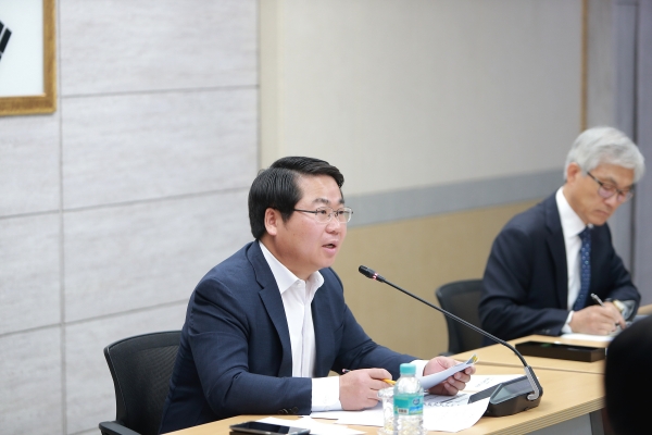 11월 확대간부회의를 주재하고 있는 오세현 시장 모습