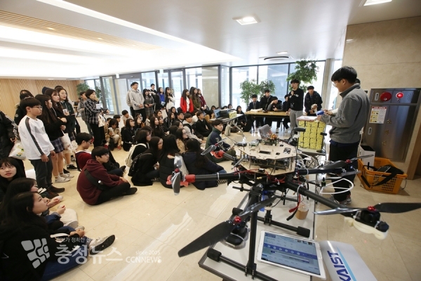 2017년 11월 열린 `OPEN KAIST 2017' 행사에 참가한 학생들이 연구원으로부터 실험용 드론 플랫폼에 대한 설명을 듣고 질문하고 있다.