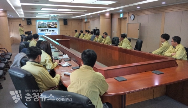 특구진흥재단 양성광 이사장 및 주요 보직자들이 2019년 안전한국훈련의 일환으로 가상의 복합재난에 대해 도상훈련을 실시하고 있다.