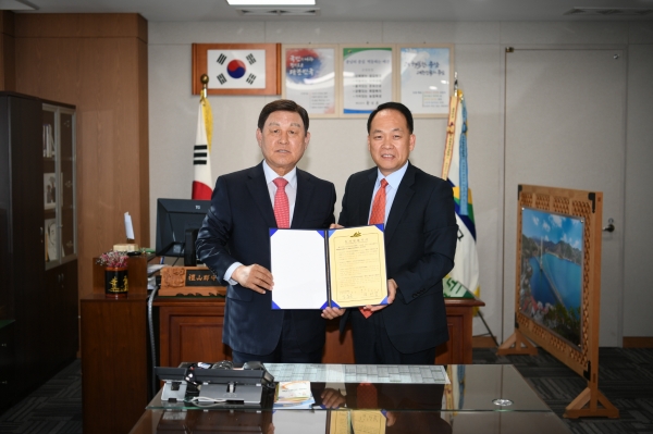 황선봉 예산군수(사진 왼쪽)와 이덕아이앤씨 이한구 총괄부서장의 MOU체결 후 기념촬영