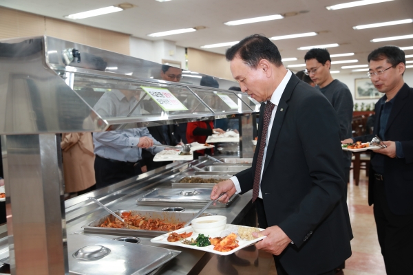 천안시가 돼지고기 소비 활성화에 발 벗고 나서 29일 구본영 시장이 구내식당에서 오삼불고기를 식판에 담고 있다