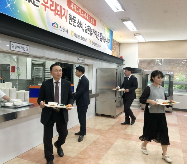 천안시가 11월 30일까지  돼지고기 소비 촉진 기간으로 정해 구내식당 점심메뉴로 돼지고기 요리를 주2회 이상 제공한다. 구내식당 현수막 모습