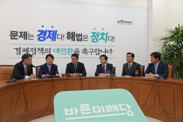 황명선 논산시장이 29일 지방4대협의체-원내대표 간담회에 참석해 지방4대 협의체 공동 대국회 촉구문을 전달했다