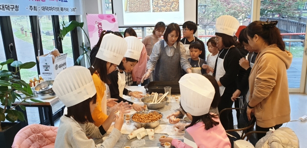 대덕구 건강한 어린이 식당에서 어린이들이 건강한 먹거리를 직접 만드는 체험을 하고 있다.