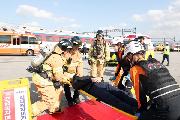 한국철도시설공단(이사장 김상균)이 29일(화) 익산시에서 안전한국훈련을 실시하고 사상자 구조 연습을 수행하고 있다.