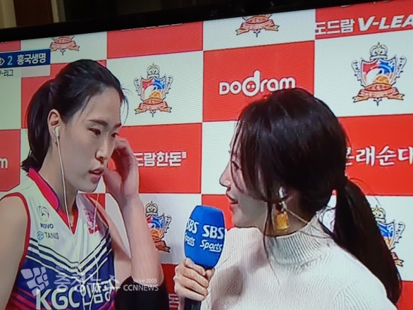 인터뷰 하는 최은지 선수