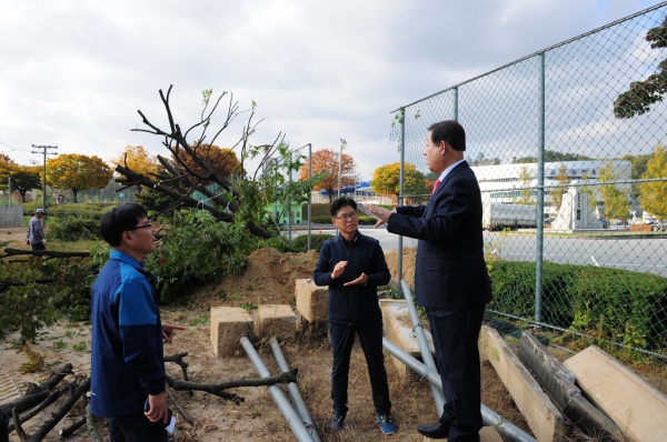 황선봉 군수가 볼링장 및 다목적체육관 부지를 방문해 살펴보는 모습