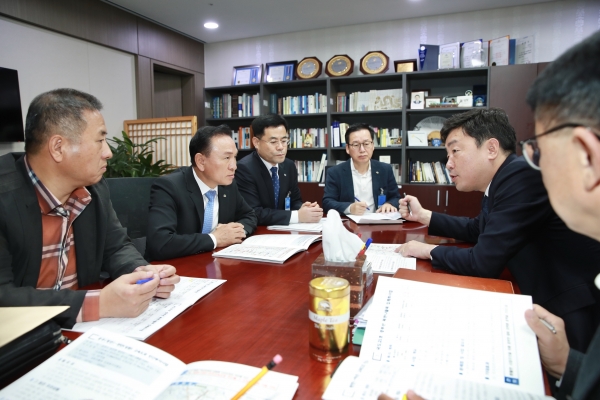 30일 구본영 천안시장을 비롯한 관련 부서장 등이 국회를 방문해 국토교통, 예결위, 지역 국회의원을 만나 국비 추가확보 활동을 펼치고 있다.