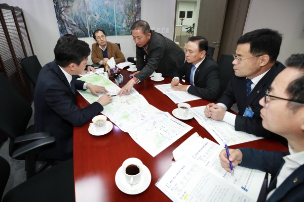 30일 구본영 천안시장을 비롯한 관련 부서장 등이 국회를 방문해 국토교통, 예결위, 지역 국회의원을 만나 국비 추가확보 활동을 펼치고 있다.