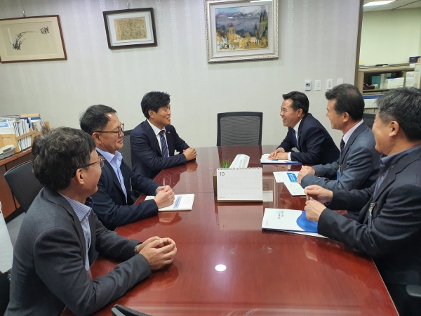 부여군 집행부 국회 방문 면담 장면