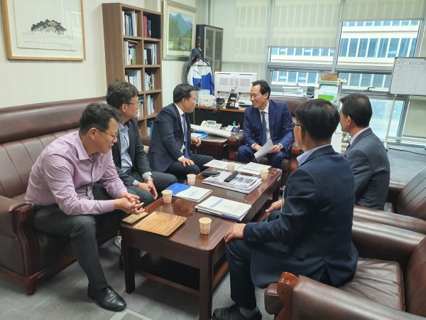 부여군 집행부 국회 방문 면담 장면