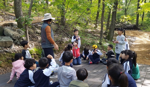 경북 칠곡군 석적읍에 위치한 국립칠곡숲체원에서 스마트폰 중독 예방캠프 참여자들이 산림치유프로그램에 참여하고 있다.
