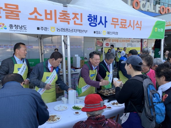 조소행 충남농협 본부장은 충청남도 및 한돈자조금 등과 함께 한돈소비촉진 무료 시식행사를 가졌다.