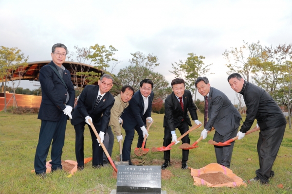 단재 신채호 선생 모과나무 식재 기념사진