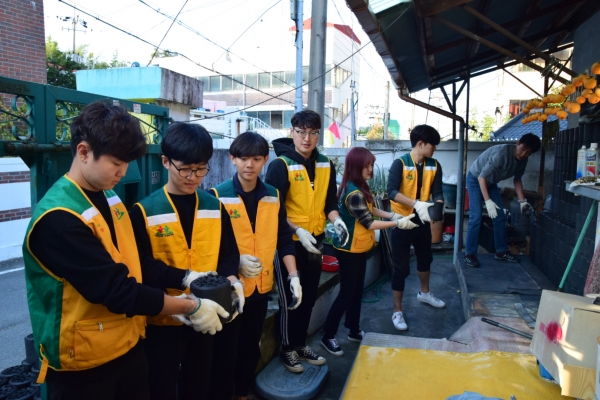 30일 오후 대전 중구 부사동 일대에서 연탄 나르기 봉사활동 모습