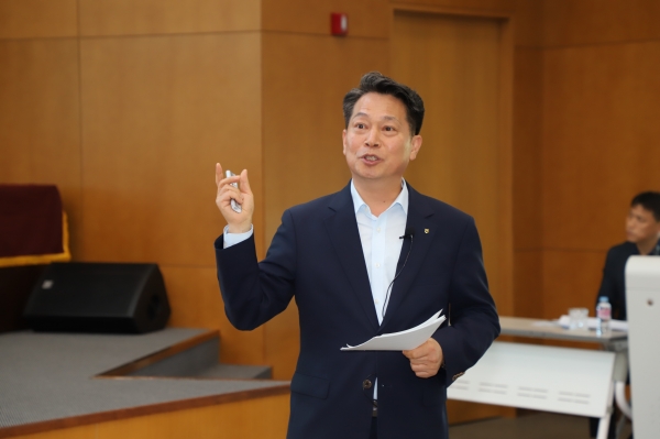 ‘2019년 4/4분기 충남 농·축협 경영전략회의’ 를 주재하고 있는 조소행 본부장