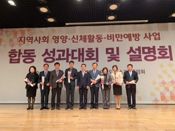 최승묵 예산군보건소장(사진 왼쪽에서 세번째)을 비롯한 수상 기관장들의 단체사진