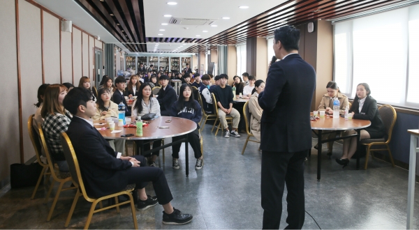 30일 기업계약학과 체결을 위해 건양대 논산 창의융합캠퍼스를 방문한 김운장 신신호텔그룹 대표가 글로벌호텔관광학과 재학생들에게 특강을 하는 모습