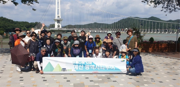 광역버스투어 연계해 출렁다리를 방문한 관광객들의 모습