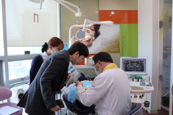 치과진료를 받고 있는 중국인 의료관광객
