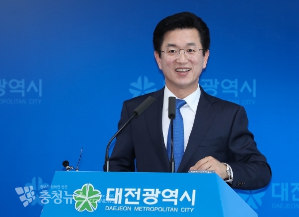 허태정 대전시장이 31일 기자간담회에서 취재진들의 질의에 답변하고 있다.