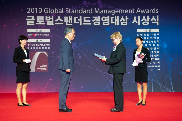 글로벌스탠더드 경영대상 '안전대상' 수상(사진 좌측 고영태 사장, 우측 시상자 테레사 J. 샌드로스카 ASTM(미국재료학회) 부회장