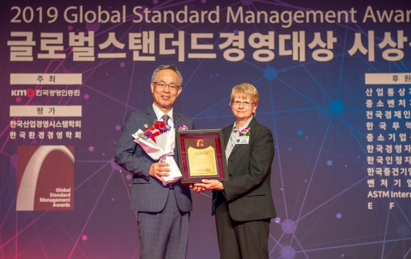 글로벌스탠더드 경영대상 '안전대상' 수상(사진 좌측 고영태 사장, 우측 시상자 테레사 J. 샌드로스카 ASTM(미국재료학회) 부회장