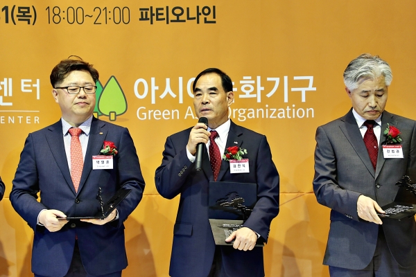 농업분야에서는 처음으로 기후변화그랜드리더스어워드에 기관최우수상을 수상한 농어촌공사 김인식사장은 기후변화 적응대책을 적극추진해 농어촌에 기여하겠다고 소감을 밝혔다