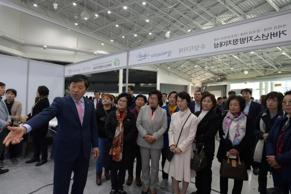 황명선 논산시장이 거버넌스지방정치대상에 참석해 논산의 지방자치 선도적 사례에 관해 설명하고 있다