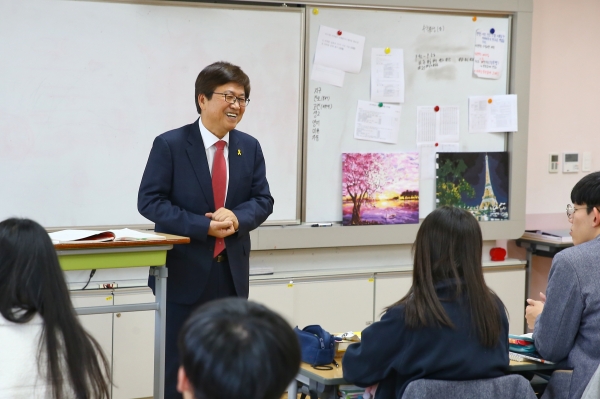 최교진 교육감이 수능 시험을 앞두고 마무리에 한창이 세종시 고등학교 3학년 교실을 찾아 학생들을 격려하고 있는 장면