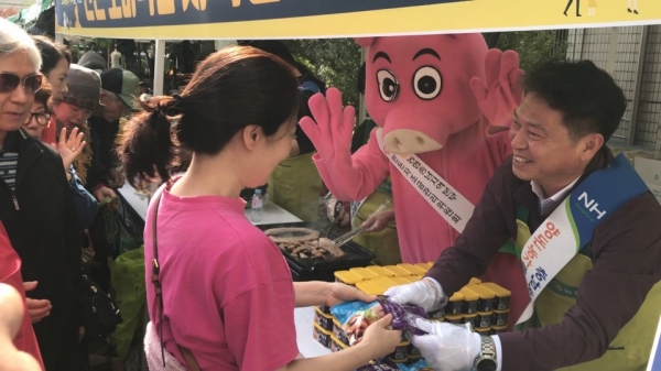 조소행 충남농협 본부장은 대전시 대사동에서 매주 금요일 열리는 농축산물 직거래 금요장터에서 시민들과 한돈소비촉진 시식행사를 가졌다.