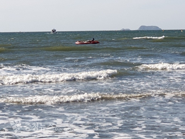 궂은 날씨로 표류하던 레저보트 1척을 해경 연안구조정이 구난조치하고 있다-태안해양경찰서 제공