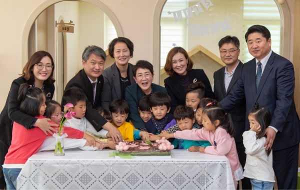 대덕구가 지난 1일  육아종합지원센터와 다함께돌봄센터 문을 열었다. 박정현 대덕구청장(뒷줄 가운데)와 서미경 대덕구의회 의장(뒷줄 왼쪽 세 번째)이 이를 축하하기 위해 함께 했다