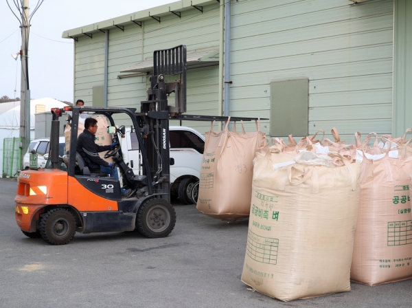태안군이 ‘2019년산 공공비축 미곡 매입’을 실시한다. 사진은 올해 안면읍 공공비축 미곡 매입 모습.