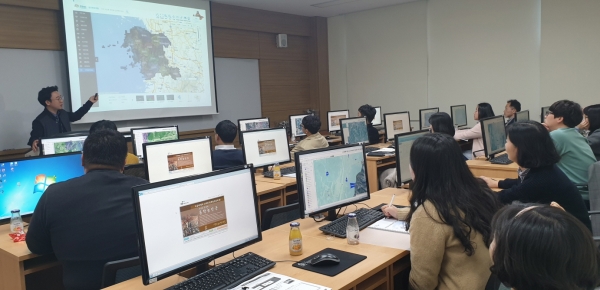 지난 1일 시청 정보화 교육장에서 업무 담당 공무원을 대상으로 공간정보시스템 보안 및 활용에 대한 사용자 교육 실시