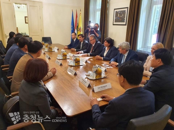 아산시와 미슈콜츠시의 지속적인 교류협력 방안을 협의하고 있다.