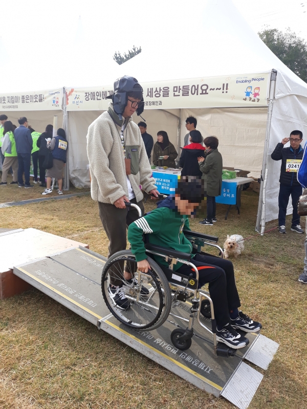 휠체어 타기 체험 장면