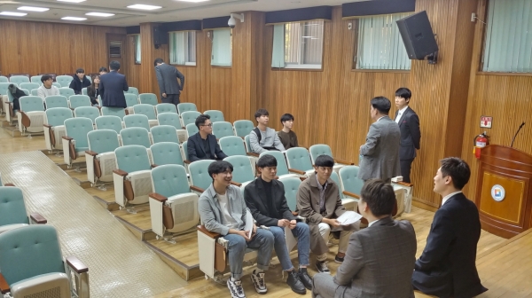 계룡건설 취업선배와의 멘토링을 갖고 있는 재학생들의 모습