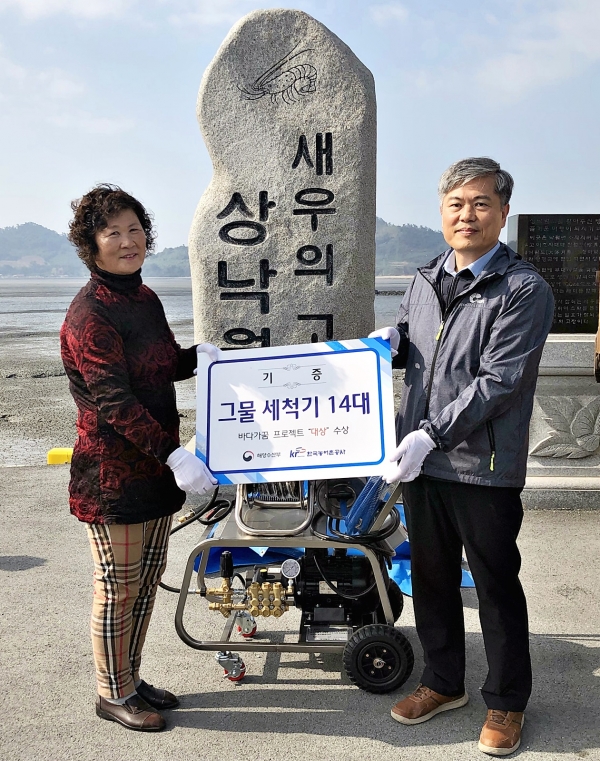 공사는 제12회어촌마을전진대회에서 대상을 수상하고 받은 상금 3천만원 전액을 들여 고압그물세척기 14대를 구입해 4일 낙월도에 기증했다(사진왼쪽부터 이순애 하낙월리이장 김태기 어촌수산개발처장 순)