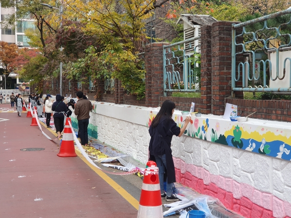 ‘지역사회 솔루션- 우리마을 첼린져스(Challengers) 프로그램’의 일환으로 월평3동 갑천초등학교 담장 벽화작업 진행