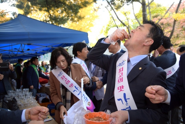 강경 맛깔젓을 맛보고 있는 김종민 국회의원