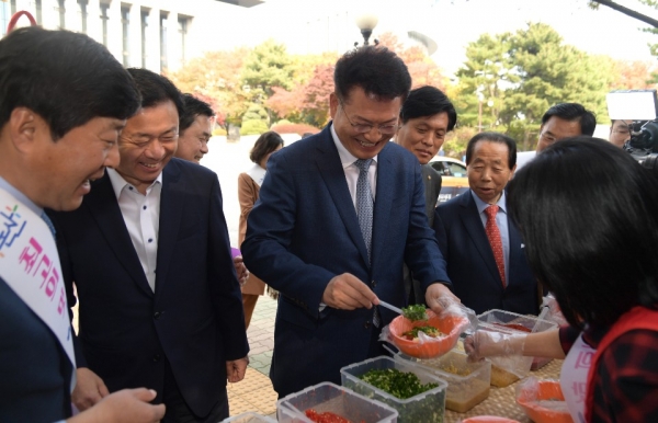 손수 양념젓갈을 만들어 보는 송영길 국회의원.