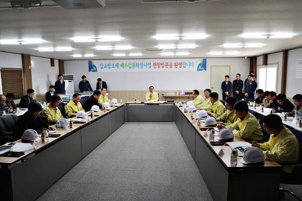 김인식 사장이 5일 충남당진 삽교방조제배수갑문현장에서 현장근로자들과 면담을 하고 있다