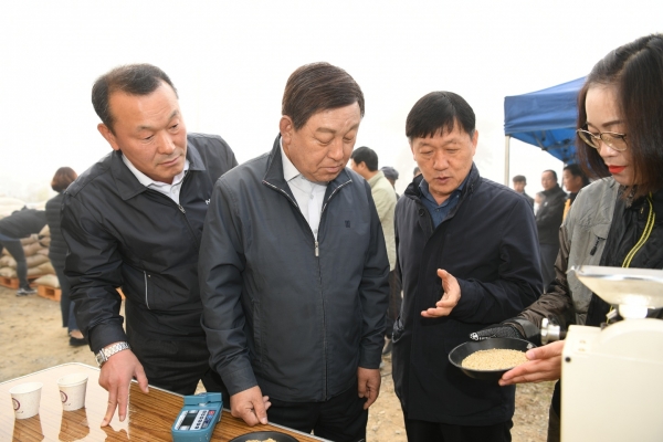 황선봉 군수(사진 가운데)와 주진하 예산농협중앙군지부 지부장(왼쪽)이 김수진 농산물품질관리원 예산사무소장(오른쪽 남성)으로부터 공공비축미에 대해 설명을 듣고 있다.