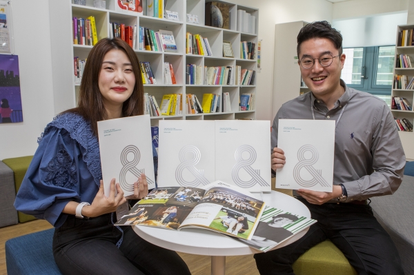 KT&G 장학재단 관계자들이 회사 내 휴게형 독서공간 ‘상상마루’에 비치된 KT&G 장학재단 백서를 들고 있는 모습.