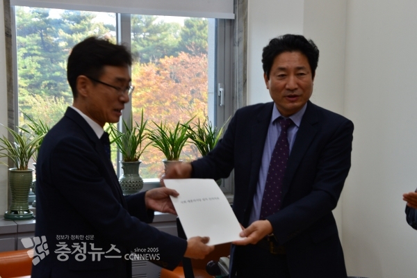 6일 국회 세종의사당 조속한 건립 추진을 건의하는 자료를 국회사무처에 전달하는 세종특별자치시의회 행정수도완성특별위원회(위원장 윤형권), 국가균형발전과 지방분권·상생발전을 위한 충청권공동대책위원회(공동대표 김준식)  자유한국당 정책위 의장은 대전 대덕구 출신 정용기 국회의원이다.