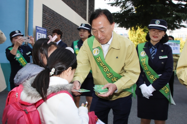 6일, 대전가장초 주변 통학로에서  설동호 대전교육감은 대전가장초 학부모와 함께 학생 하굣길 교통안전캠페인 활동 모습