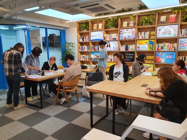 일자리지원센터 기업전담상담팀 구인구직 만남의 날               채용행사 진행 중인 모습